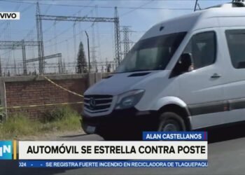 Sobre carretera a Nextipac un auto impacta contra poste: hay un fallecido