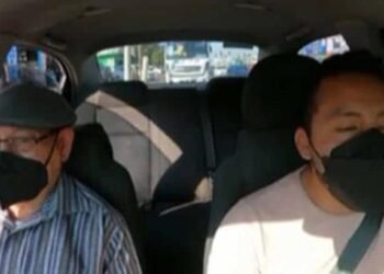 Chofer canta “El Rey” con abuelito y se hace viral en TikTok