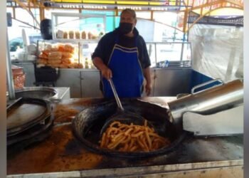 Andrés lleva más de 50 años vendiendo churros en Hermosillo