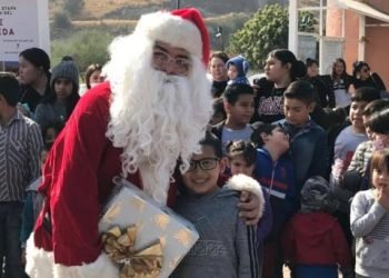 Santoclós lleva la Navidad a niños y niñas en La Sauceda
