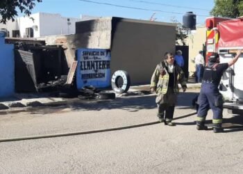 Llantera de la colonia Olivares arde en llamas