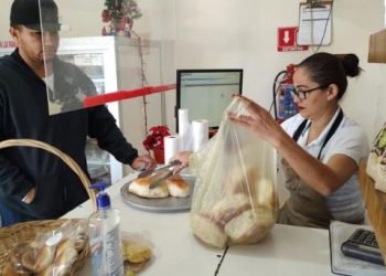 Panaderos se llenan de trabajo previo a cena navideña