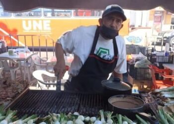 Ulises lleva 10 años como taquero en Hermosillo