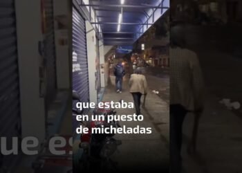 Madre saca a su hijo de puesto de micheladas; video se viraliza
