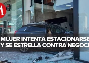 En Sonora, mujer choca su camioneta contra local comercial al intentar estacionarse