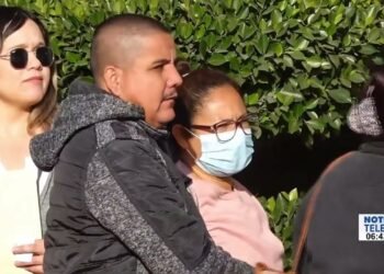 Entrega de uniformes escolares en Hermosillo: Desesperación y largas filas de espera