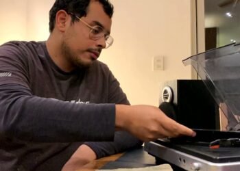 Rescatar música de antaño es afición de Manuel Fonseca, joven de 24 años en Hermosillo
