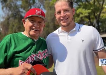 El presidente de México participó en un juego de béisbol con leyendas de la LMP