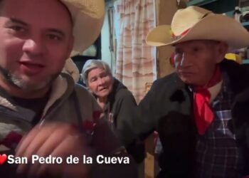 Doña María preparó pozole de puerco; Doña Beba y Don Pancho fueron a visitarla y comieron