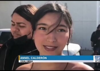 Alumnos de preparatoria se manifiestan por la entrega de certificados falsos