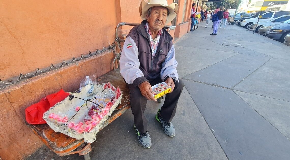 Francisco vende dulces en el centro de Hermosillo para no estar “dioquis”
