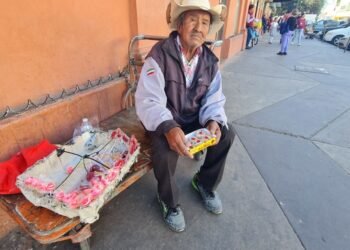 Francisco vende dulces en el centro de Hermosillo para no estar “dioquis”