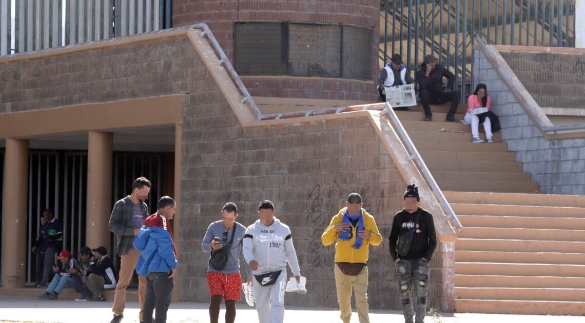 Recibe Hermosillo a 221 cubanos deportados de Estados Unidos Recibe Hermosillo a 221 cubanos deportados de Estados Unidos