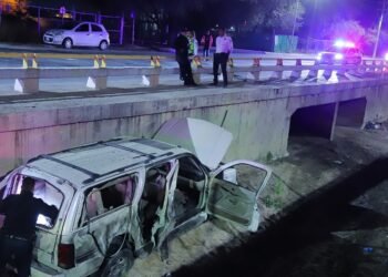 Hermosillo: Conductor pierde el control y cae a canal