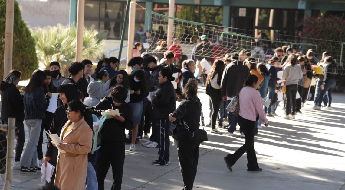 Beca Benito Juárez: Filas de hasta 48 horas hacen Padres de Familia de Hermosillo para inscribir a sus hijos