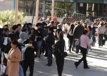 Beca Benito Juárez: Filas de hasta 48 horas hacen Padres de Familia de Hermosillo para inscribir a sus hijos