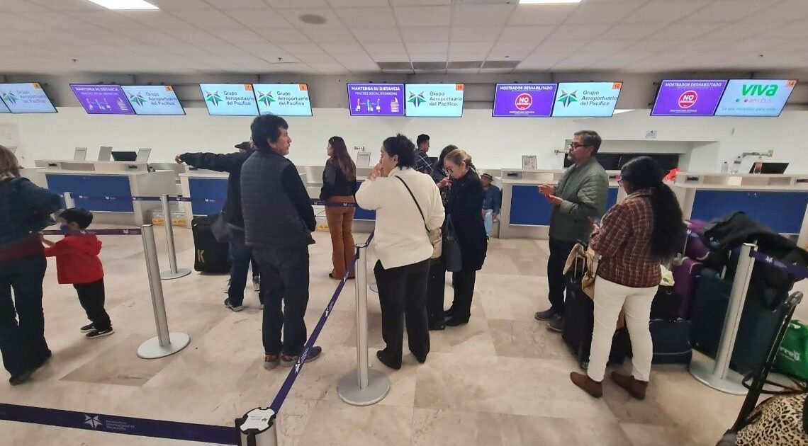 Pasajeros se apoderan de mostrador tras vuelo cancelado en Aeropuerto de Hermosillo