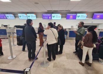 Pasajeros se apoderan de mostrador tras vuelo cancelado en Aeropuerto de Hermosillo