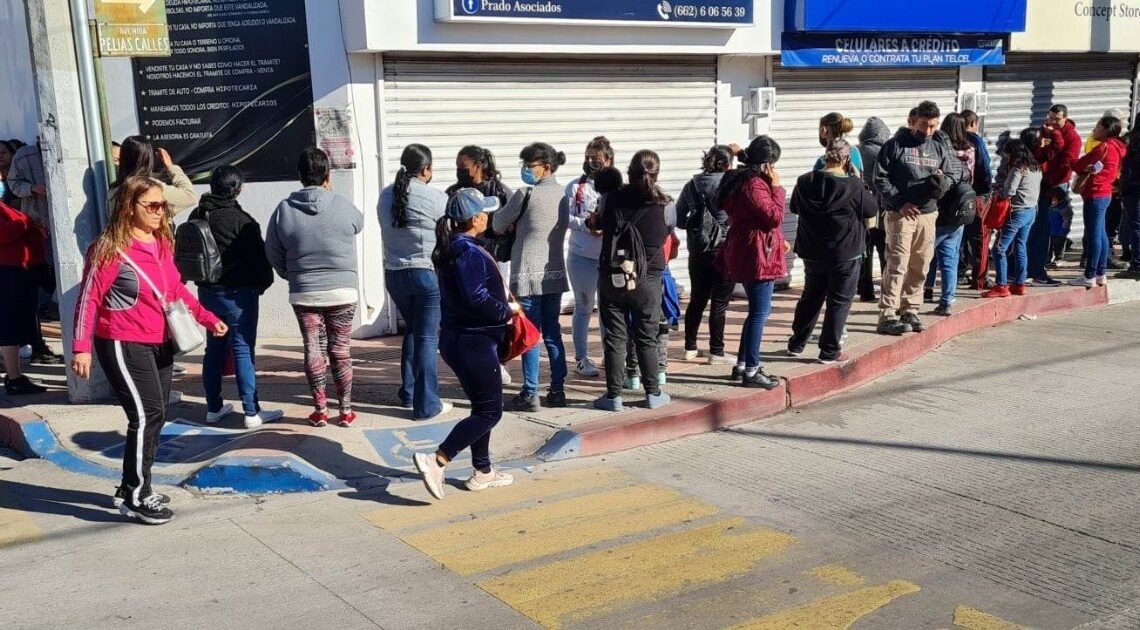 Hasta dos horas de fila realizan Padres por uniformes escolares en Hermosillo Hasta dos horas de fila realizan Padres por uniformes escolares en Hermosillo