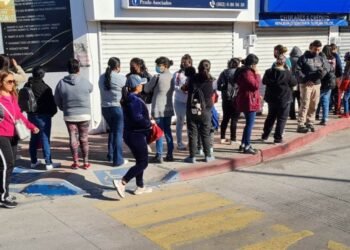 Hasta dos horas de fila realizan Padres por uniformes escolares en Hermosillo