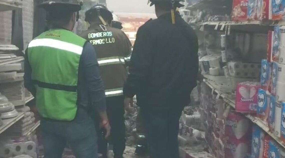 Atienden cuerpos de Emergencias incendio en supermercado de Hermosillo