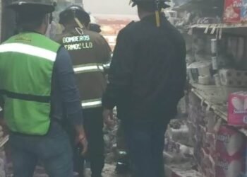 Atienden cuerpos de Emergencias incendio en supermercado de Hermosillo