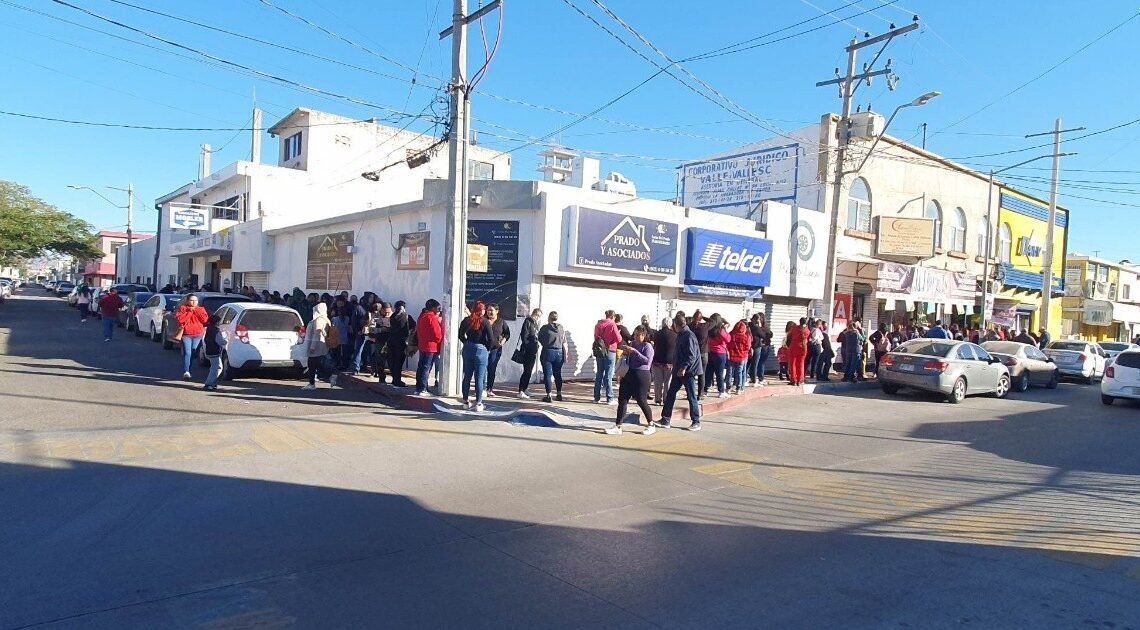 Hermosillo: Se reportan largas filas para cambiar vales de uniforme escolar de invierno Hermosillo: Se reportan largas filas para cambiar vales de uniforme escolar de invierno