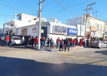 Hermosillo: Se reportan largas filas para cambiar vales de uniforme escolar de invierno
