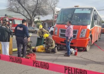 Motociclista se impacta contra camión urbano en Hermosillo