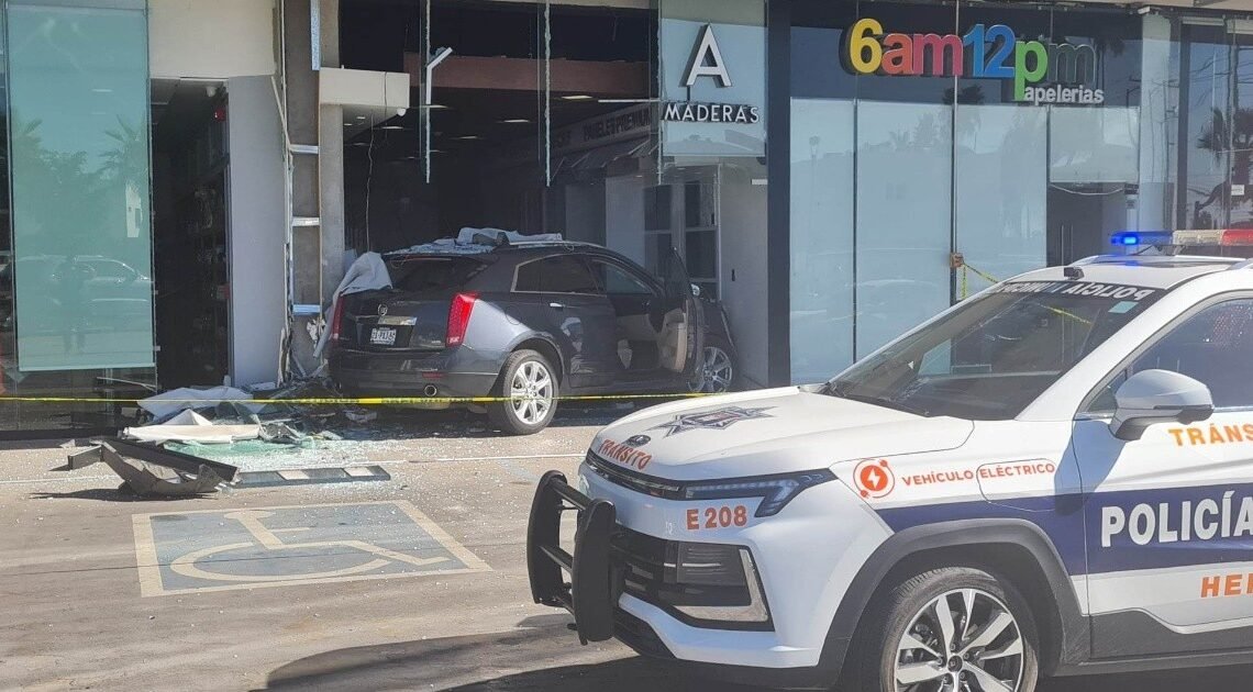 VIDEO: Camioneta se mete a negocio en Plaza Andenes destrozando vidrios; había personas dentro