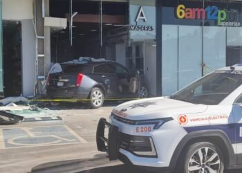 VIDEO: Camioneta se mete a negocio en Plaza Andenes destrozando vidrios; había personas dentro