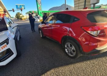 Choque triple en la colonia Centro deja un saldo de dos personas lesionadas