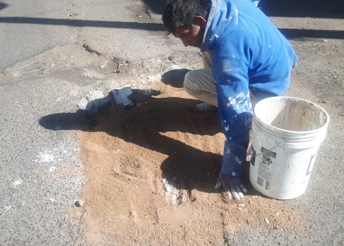 Vecino toma la iniciativa de tapar baches