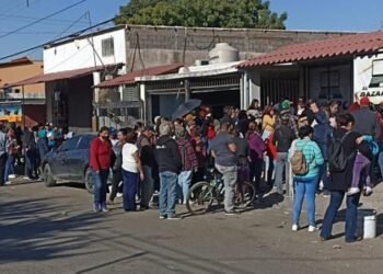 Llaman a evitar aglomeraciones en entrega de uniformes