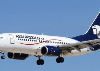 Pasajero de Aeroméxico abre puerta de emergencia y salta de avión