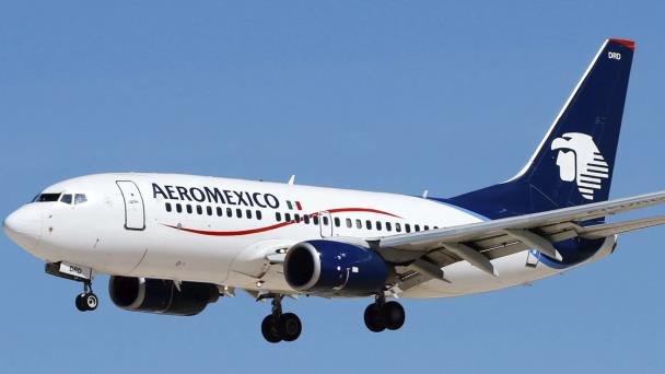 Pasajero de Aeroméxico abre puerta de emergencia y salta de avión Pasajero de Aeroméxico abre puerta de emergencia y salta de avión