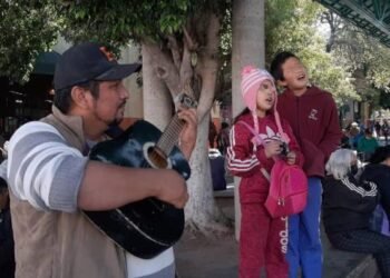 Los pequeños Noé y Aleida cantan en el Mercado Municipal
