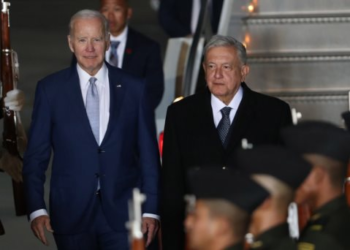 Joe Biden llega al AIFA y lo recibe AMLO