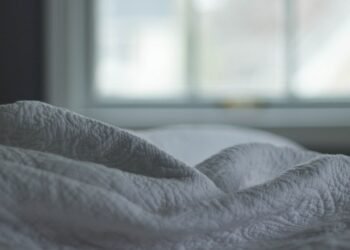 Orina al lado de su esposa en Hermosillo y la golpea por reclamarle