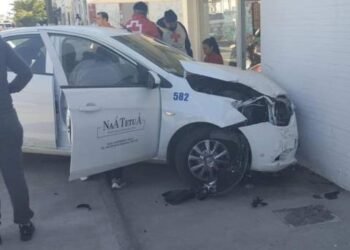 Conductor omite alto y provoca choque en colonia Reforma, Navojoa