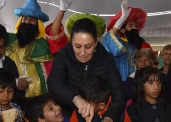 Claudia Sheinbaum lleva regalos a niños por Día de Reyes