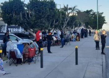 Se amanecen haciendo fila por boletos del Palenque de la Expogan