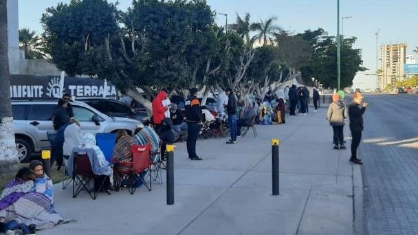Se amanecen haciendo fila por boletos del Palenque de la Expogan Se amanecen haciendo fila por boletos del Palenque de la Expogan