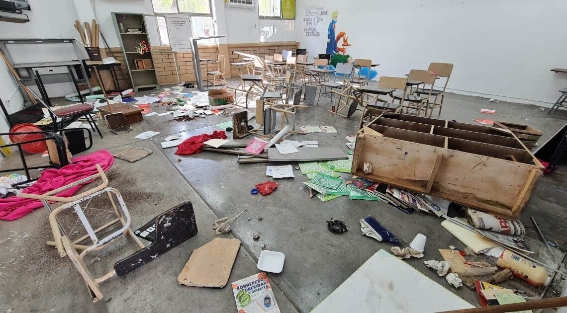 Tres menores destrozan 45 vidrios de escuela en Hermosillo Tres menores destrozan 45 vidrios de escuela en Hermosillo