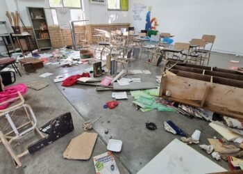 Tres menores destrozan 45 vidrios de escuela en Hermosillo