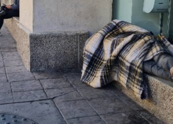 Hermosillo: Decenas de migrantes e indigentes son trasladados a albergues ante el intenso frió