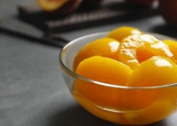Las marcas de frutas en almíbar con más azúcar, según Profeco