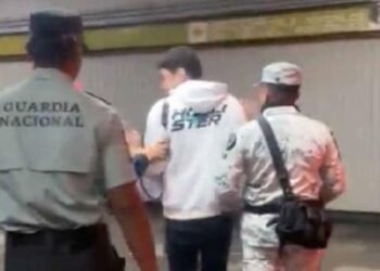 Suspenden a elementos de GN que detuvieron a manifestante en el Metro