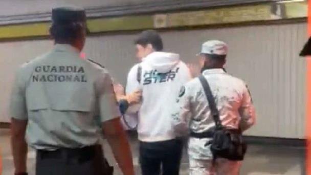 Suspenden a elementos de GN que detuvieron a manifestante en el Metro Suspenden a elementos de GN que detuvieron a manifestante en el Metro