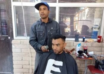 Kelvin cambió los guantes por una rasuradora para ayudar a su familia